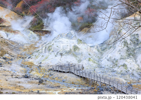 11月の登別地獄谷:曇り空が引き立てる湯煙と火山の景色 11月の登別地獄谷:曇り空が引き立てる湯煙と火山の景色 120438041
