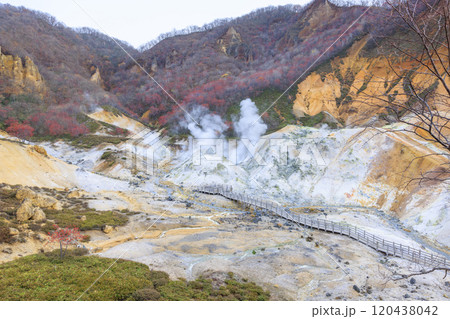 11月の登別地獄谷:曇り空が引き立てる湯煙と火山の景色 11月の登別地獄谷:曇り空が引き立てる湯煙と火山の景色 120438042