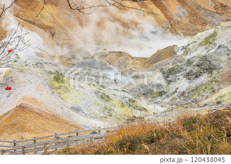 11月の登別地獄谷:曇り空が引き立てる湯煙と火山の景色 11月の登別地獄谷:曇り空が引き立てる湯煙と火山の景色 120438045