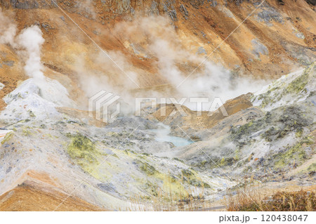 11月の登別地獄谷：曇り空が引き立てる湯煙と火山の景色 120438047