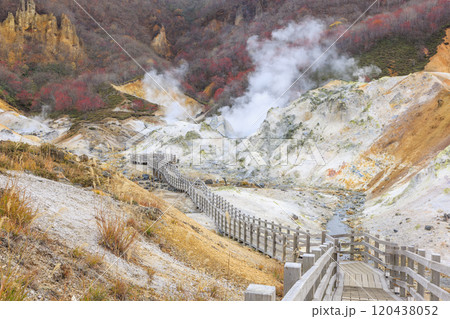 11月の登別地獄谷：曇り空が引き立てる湯煙と火山の景色 120438052
