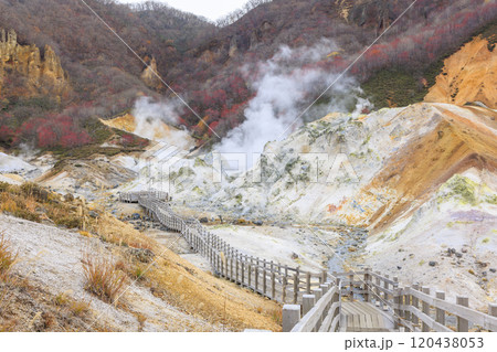 11月の登別地獄谷:曇り空が引き立てる湯煙と火山の景色 11月の登別地獄谷:曇り空が引き立てる湯煙と火山の景色 120438053