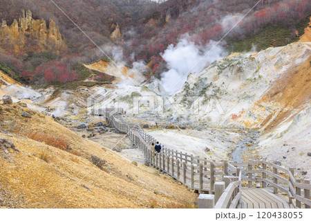 11月の登別地獄谷：曇り空が引き立てる湯煙と火山の景色 120438055