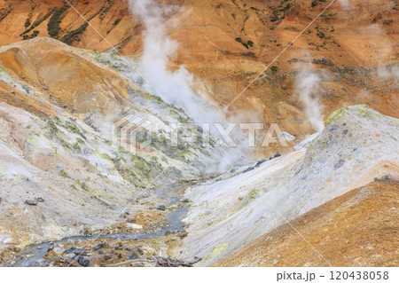 11月の登別地獄谷：曇り空が引き立てる湯煙と火山の景色 120438058