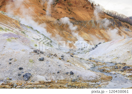 11月の登別地獄谷:曇り空が引き立てる湯煙と火山の景色 11月の登別地獄谷:曇り空が引き立てる湯煙と火山の景色 120438061