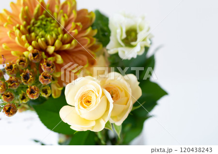 シックな秋色のフラワーアレンジメント 120438243