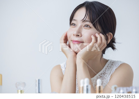 ビューティーイメージ　スキンケアをしている女性 120438515