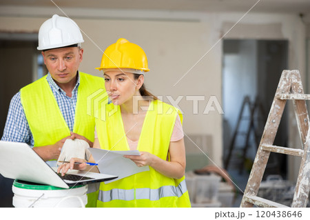Construction workers working at house being renovated 120438646