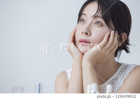 ビューティーイメージ スキンケアをしている女性 ビューティーイメージ スキンケアをしている女性 120439012