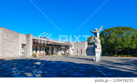 晴れ渡った秋の谷津干潟自然観察センター（千葉県習志野市） 120439255