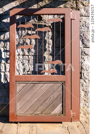 晴れ渡った秋の谷津干潟自然観察センター（千葉県習志野市） 120439257