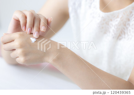 ビューティーイメージ　スキンケアをしている女性 120439365