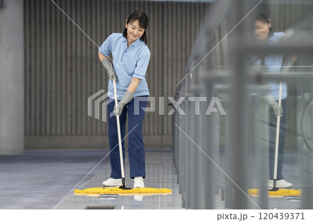 ビル清掃イメージ　フロアのモップかけをする清掃スタッフ 120439371