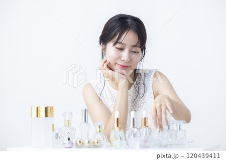 ビューティーイメージ　スキンケアをしている女性 120439411