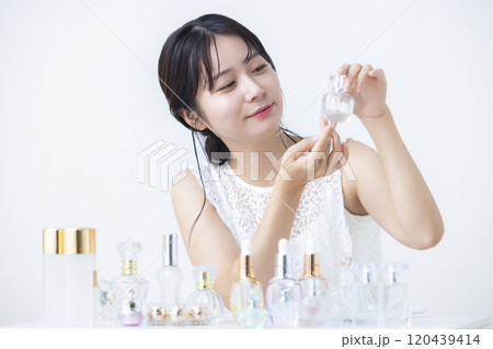 ビューティーイメージ スキンケアをしている女性 ビューティーイメージ スキンケアをしている女性 120439414