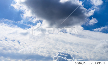 秋の青空に、2層になって流れるたくさんの白い雲 秋の青空に、2層になって流れるたくさんの白い雲 120439594
