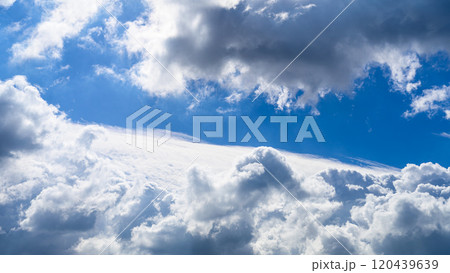 秋の青空に、2層になって流れるたくさんの白い雲 120439639