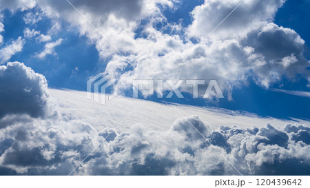 秋の青空に、2層になって流れるたくさんの白い雲 120439642