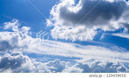 秋の青空に、2層になって流れるたくさんの白い雲 120439658