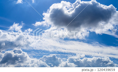 秋の青空に、2層になって流れるたくさんの白い雲 120439659