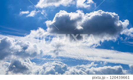 秋の青空に、2層になって流れるたくさんの白い雲 120439661