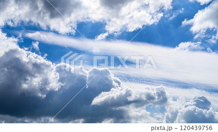 秋の青空に、2層になって流れるたくさんの白い雲 120439756