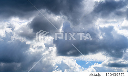 秋の青空に、2層になって流れるたくさんの白い雲 120439771