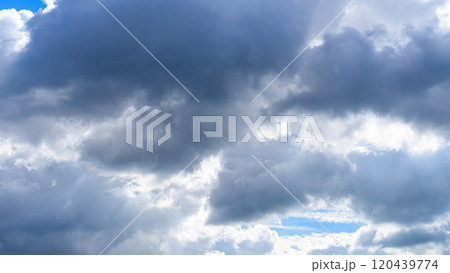 秋の青空に、2層になって流れるたくさんの白い雲 120439774