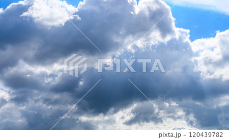 秋の青空に、2層になって流れるたくさんの白い雲 秋の青空に、2層になって流れるたくさんの白い雲 120439782