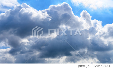 秋の青空に、2層になって流れるたくさんの白い雲 秋の青空に、2層になって流れるたくさんの白い雲 120439784