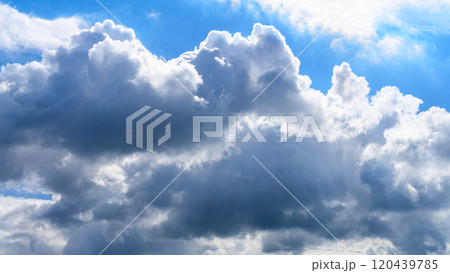 秋の青空に、2層になって流れるたくさんの白い雲 120439785