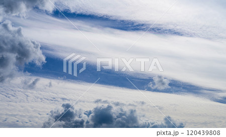 秋の青空に、2層になって流れるたくさんの白い雲 120439808