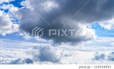 秋の青空に、2層になって流れるたくさんの白い雲 秋の青空に、2層になって流れるたくさんの白い雲 120439941