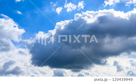 秋の青空に、2層になって流れるたくさんの白い雲 秋の青空に、2層になって流れるたくさんの白い雲 120439949