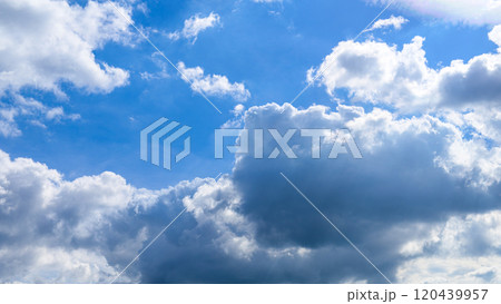 秋の青空に、2層になって流れるたくさんの白い雲 120439957