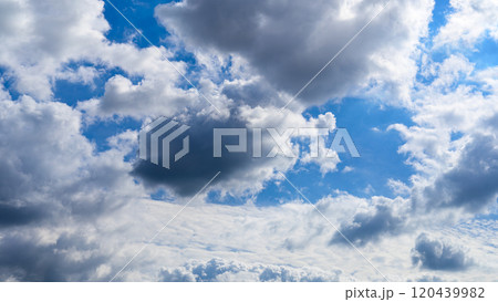 秋の青空に、2層になって流れるたくさんの白い雲 秋の青空に、2層になって流れるたくさんの白い雲 120439982