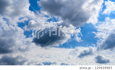 秋の青空に、2層になって流れるたくさんの白い雲 120439983