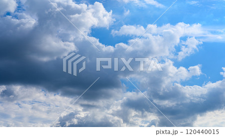 秋の青空に、2層になって流れるたくさんの白い雲 120440015