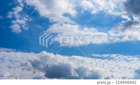 秋の青空に、2層になって流れるたくさんの白い雲 120440042