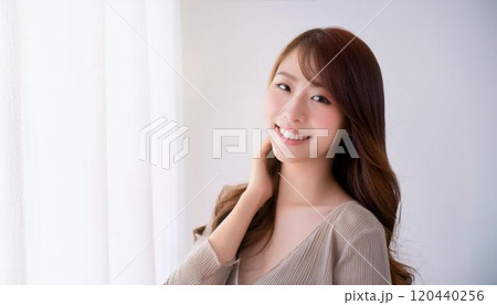 可愛くてセクシーな若い女性のポートレート。 120440256