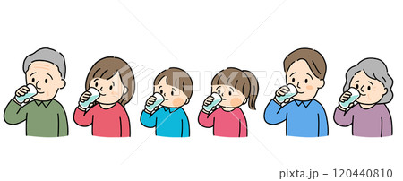 コップで水を飲む三世代家族 120440810