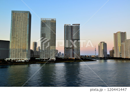 晴海大橋から観たららぽーと豊洲高層マンションの夕景 晴海大橋から観たららぽーと豊洲高層マンションの夕景 120441447
