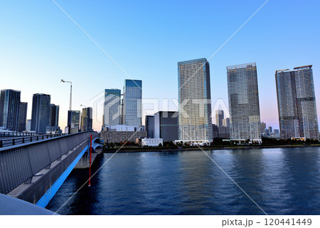 晴海大橋から観たららぽーと豊洲高層マンションの夕景 晴海大橋から観たららぽーと豊洲高層マンションの夕景 120441449