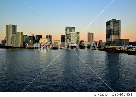 晴海大橋から観たららぽーと豊洲高層マンションの夕景 晴海大橋から観たららぽーと豊洲高層マンションの夕景 120441451