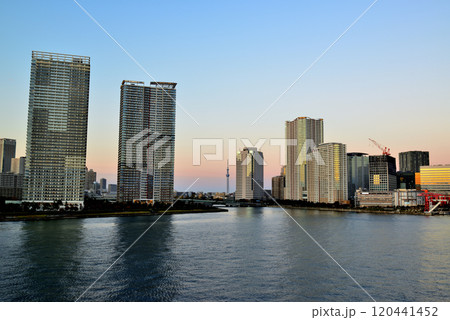 晴海大橋から観たららぽーと豊洲高層マンションの夕景 晴海大橋から観たららぽーと豊洲高層マンションの夕景 120441452