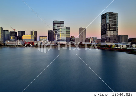 晴海大橋から観たららぽーと豊洲高層マンションの夕景 長秒露光 晴海大橋から観たららぽーと豊洲高層マンションの夕景 長秒露光 120441825