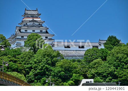 青空に映える「唐津城 天守閣」と石垣・眺望 青空に映える「唐津城 天守閣」と石垣・眺望 120441901