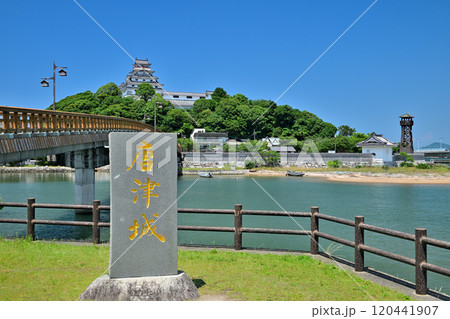 青空に映える「唐津城 天守閣」と石垣・眺望 120441907