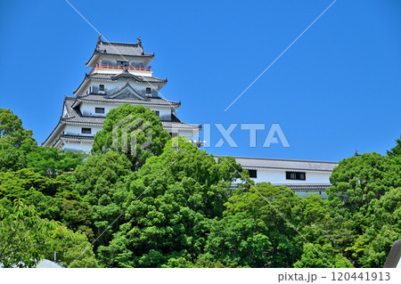 青空に映える「唐津城 天守閣」と石垣・眺望 120441913