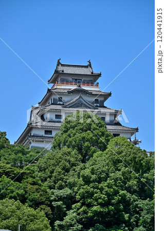 青空に映える「唐津城 天守閣」と石垣・眺望 青空に映える「唐津城 天守閣」と石垣・眺望 120441915